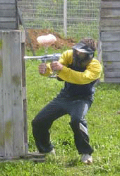 Joueur de Paintball à l'armurerie